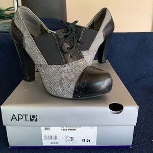 Wing-tip style platform shoes